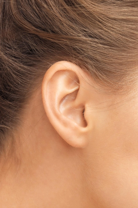 фото человека страдающего от шума в ушах